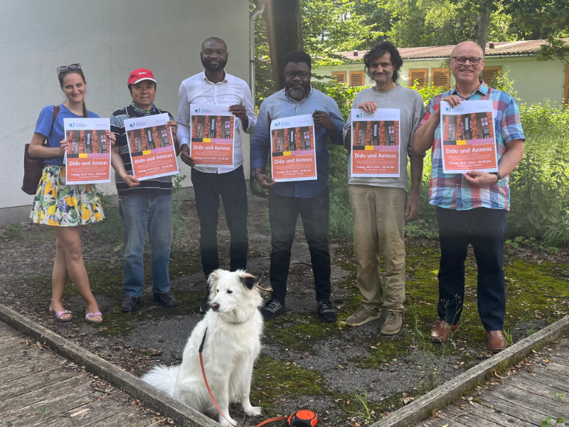 Von links nach rechts: Clara Heupgen (Zweite Dame), Xizhi Nie (Erhu, Hulusi, Sheng), John Awofade (Perc./Voc.), Ben Johnson (Git., Voc.), (Stephan Lanius, Db), Bernhard van Almsick, davor Lucky (Foto: Helen van Almsick)