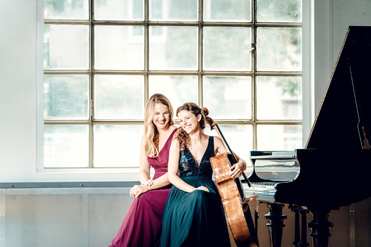 Portraifoto von Julia Rinderle und Marlies Guschlbauer mit Flügel und Cello | © Andrej Grilc